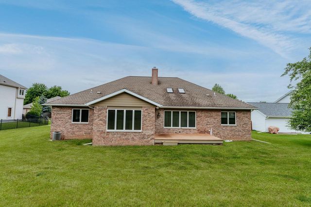 W270N2568 Orchard LANE, Pewaukee, WI 53072