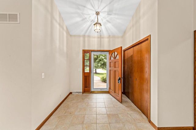 W270N2568 Orchard LANE, Pewaukee, WI 53072
