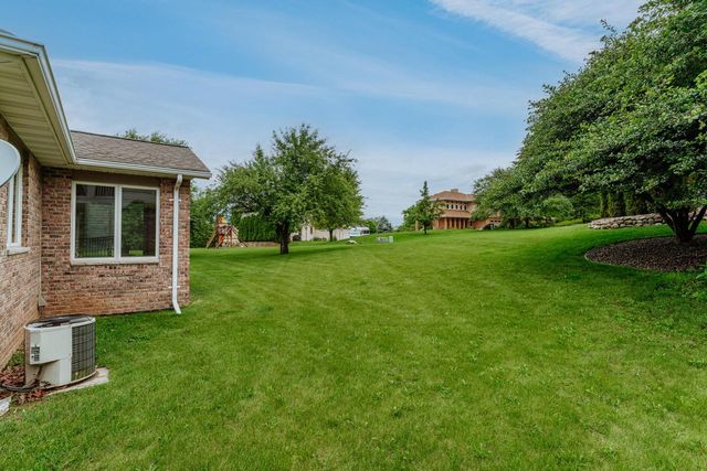 W270N2568 Orchard LANE, Pewaukee, WI 53072