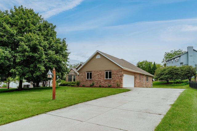 W270N2568 Orchard LANE, Pewaukee, WI 53072