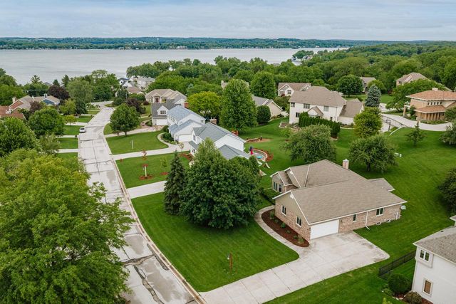 W270N2568 Orchard LANE, Pewaukee, WI 53072