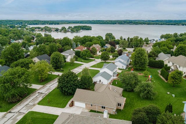 W270N2568 Orchard LANE, Pewaukee, WI 53072
