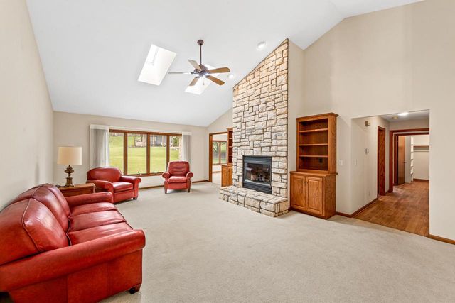 W270N2568 Orchard LANE, Pewaukee, WI 53072