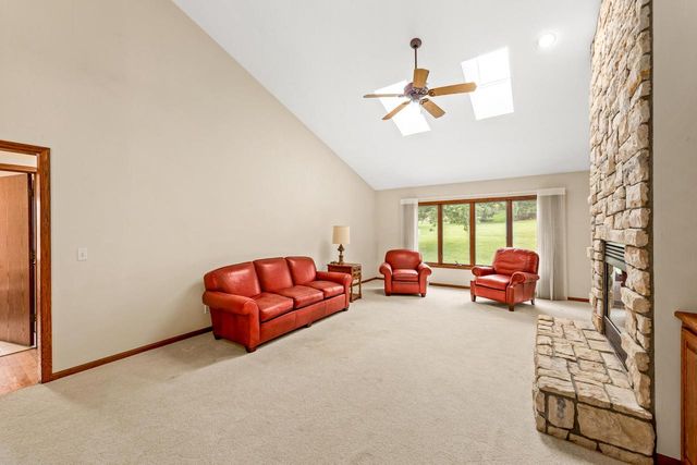 W270N2568 Orchard LANE, Pewaukee, WI 53072