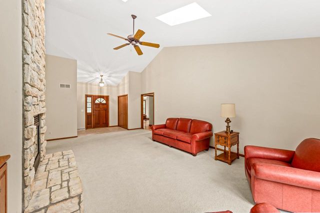 W270N2568 Orchard LANE, Pewaukee, WI 53072