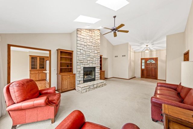 W270N2568 Orchard LANE, Pewaukee, WI 53072