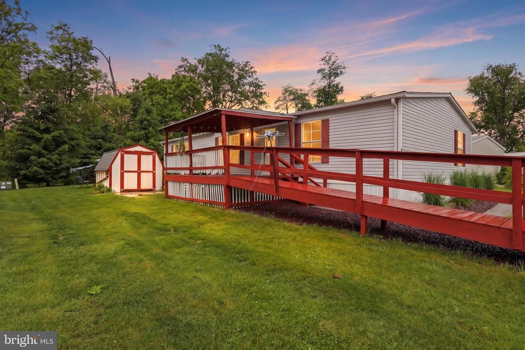 156 LINDA DR, New Oxford, PA 17350