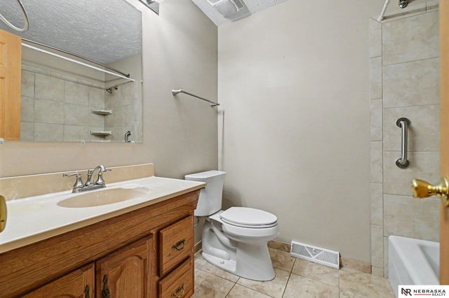 14517 R Street, Omaha, NE 68137