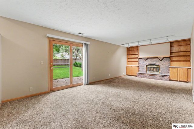 14517 R Street, Omaha, NE 68137