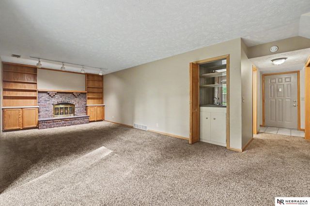 14517 R Street, Omaha, NE 68137
