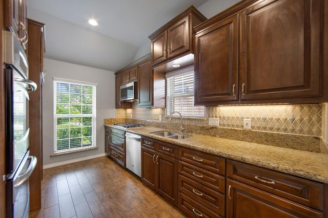 9854 Meadow Bend Lane, Houston, TX 77065