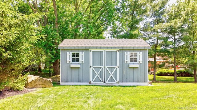 37 Clinton Drive, Washingtonville, NY 10992