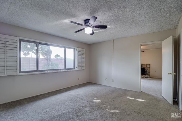 2213 Sandpiper Road, Bakersfield, CA 93309