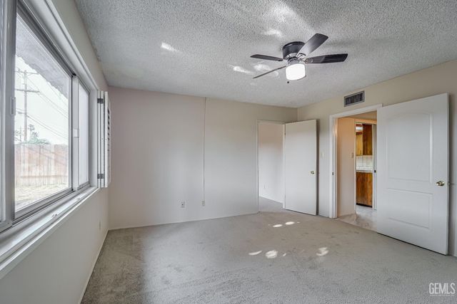 2213 Sandpiper Road, Bakersfield, CA 93309