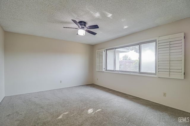 2213 Sandpiper Road, Bakersfield, CA 93309