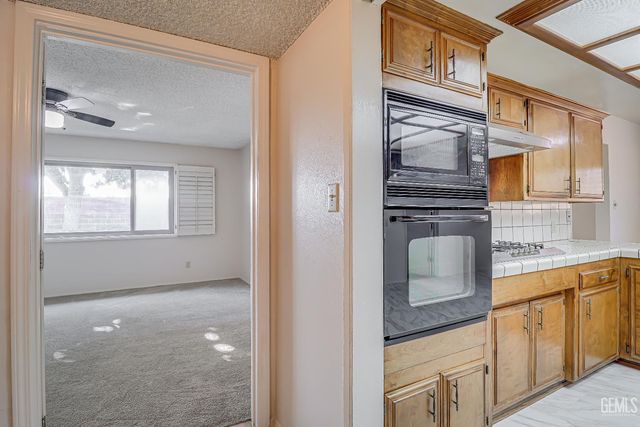 2213 Sandpiper Road, Bakersfield, CA 93309