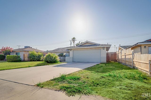 2213 Sandpiper Road, Bakersfield, CA 93309