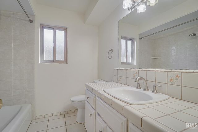 2213 Sandpiper Road, Bakersfield, CA 93309