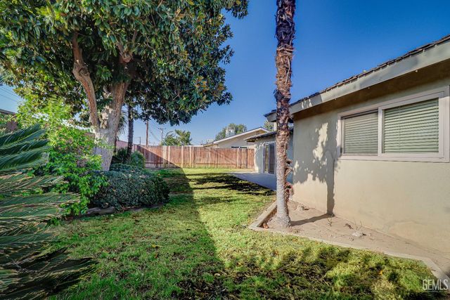 2213 Sandpiper Road, Bakersfield, CA 93309