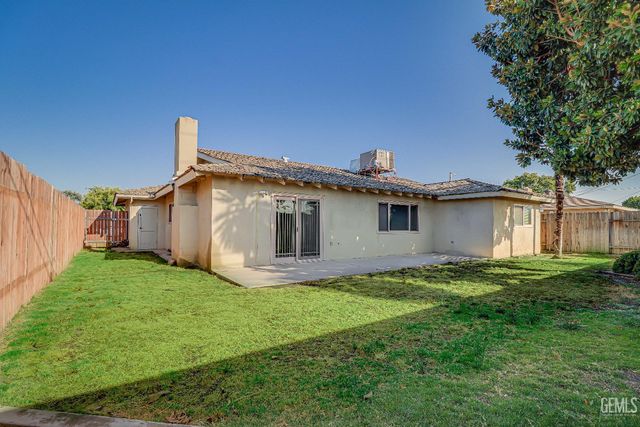 2213 Sandpiper Road, Bakersfield, CA 93309