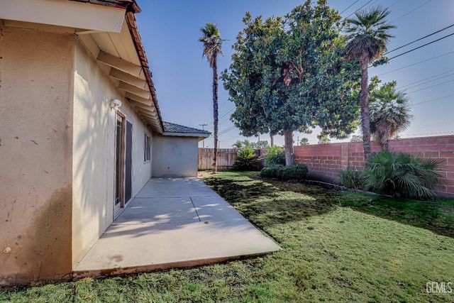 2213 Sandpiper Road, Bakersfield, CA 93309