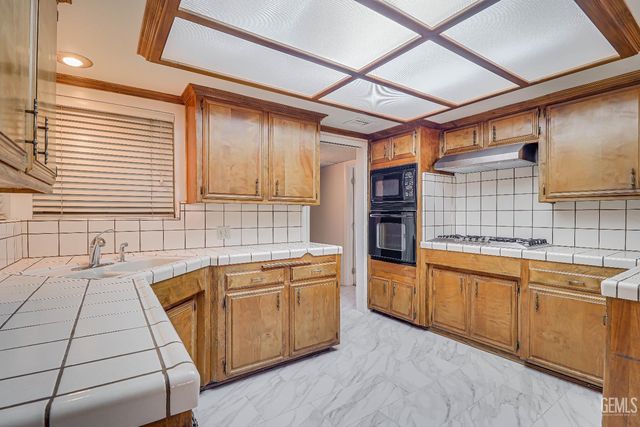 2213 Sandpiper Road, Bakersfield, CA 93309