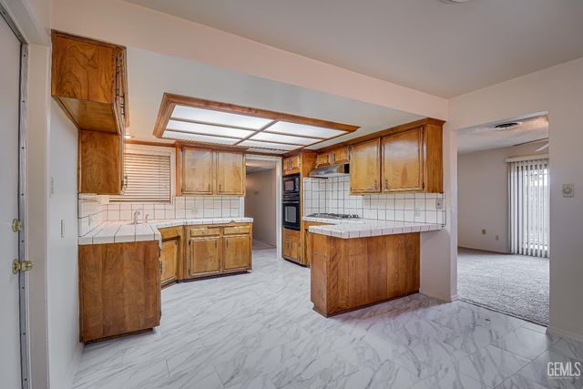 2213 Sandpiper Road, Bakersfield, CA 93309