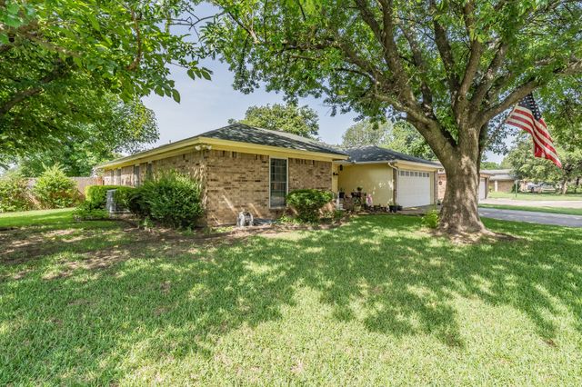 3936 Hemlock Street, Fort Worth, TX 76137