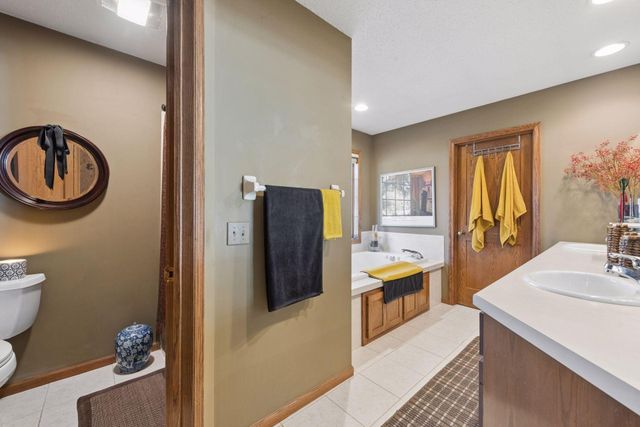 9813 Wedgewood Circle, Woodbury, MN 55125