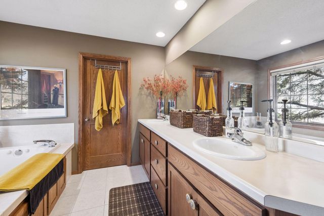 9813 Wedgewood Circle, Woodbury, MN 55125