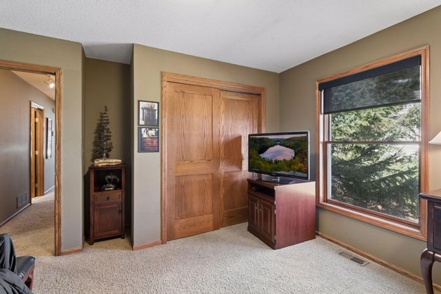 9813 Wedgewood Circle, Woodbury, MN 55125
