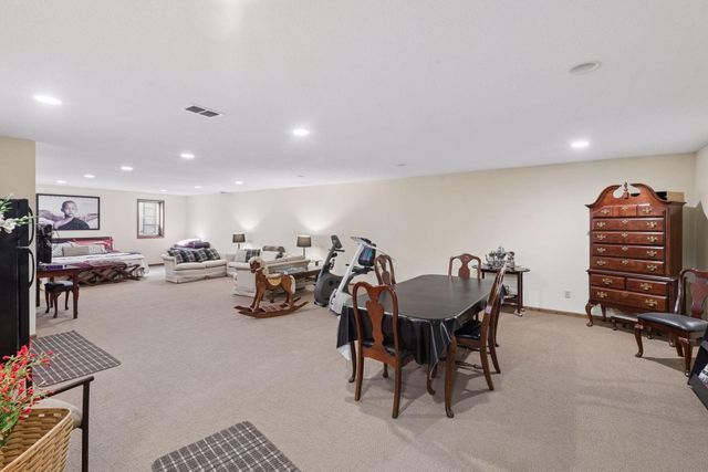 9813 Wedgewood Circle, Woodbury, MN 55125