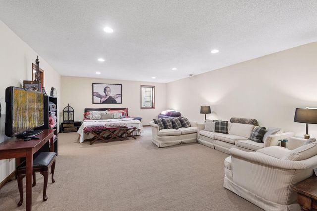 9813 Wedgewood Circle, Woodbury, MN 55125