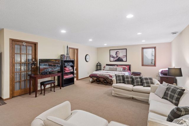 9813 Wedgewood Circle, Woodbury, MN 55125