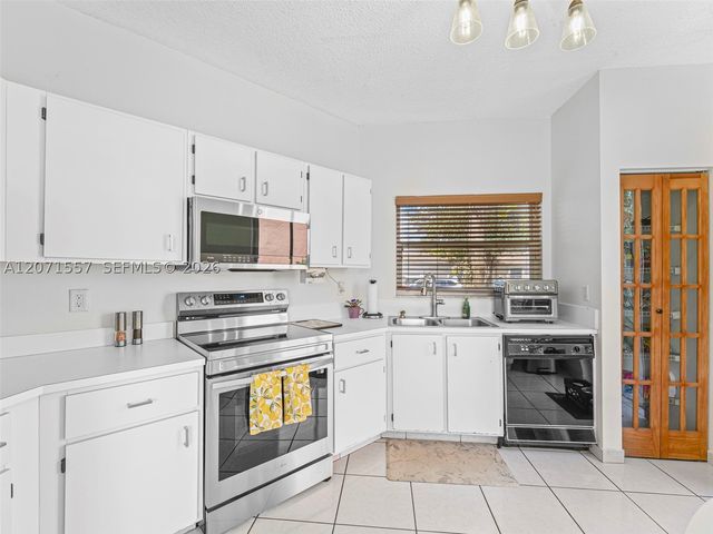 20714 NW 3rd St, Pembroke Pines, FL 33029