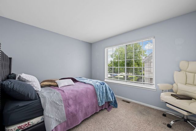 557 Cary Woods Circle, Cary, IL 60013