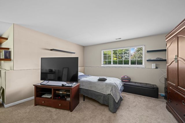 557 Cary Woods Circle, Cary, IL 60013