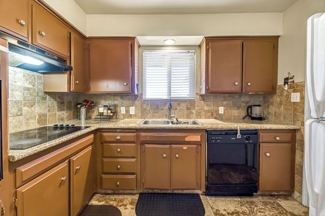 882 W National Avenue, Clovis, CA 93612