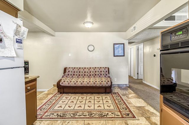 882 W National Avenue, Clovis, CA 93612