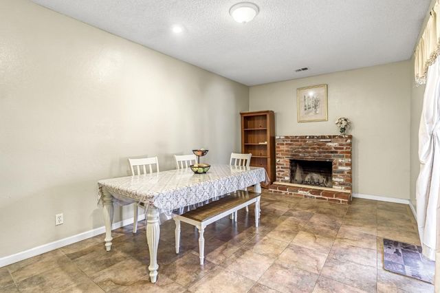 882 W National Avenue, Clovis, CA 93612