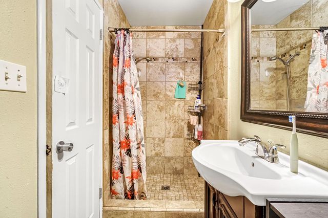 882 W National Avenue, Clovis, CA 93612