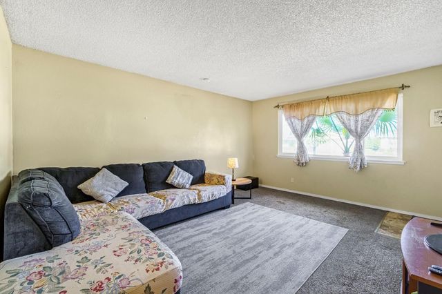 882 W National Avenue, Clovis, CA 93612