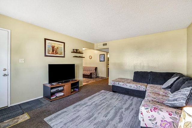 882 W National Avenue, Clovis, CA 93612