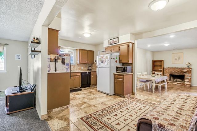 882 W National Avenue, Clovis, CA 93612