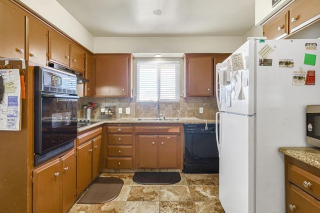 882 W National Avenue, Clovis, CA 93612