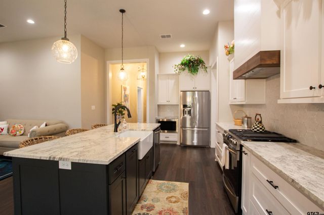 9232 Villas Ct, Tyler, TX 75703