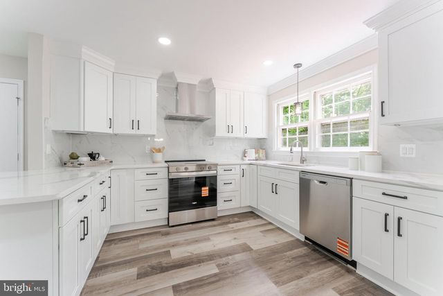 9617 WOODEDGE DR, Burke, VA 22015