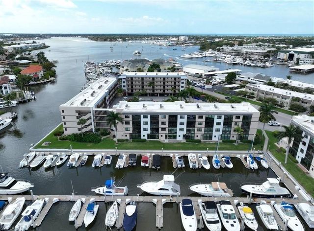 807 River Point DR 304D, Naples, FL 34102