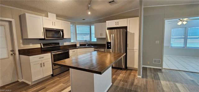 8410 Wagon Wheel CIR, North Fort Myers, FL 33917