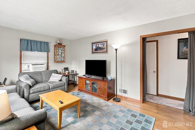 6 Burnham Road, East Brunswick, NJ 08816